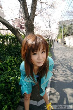 男子高速搂美女开车